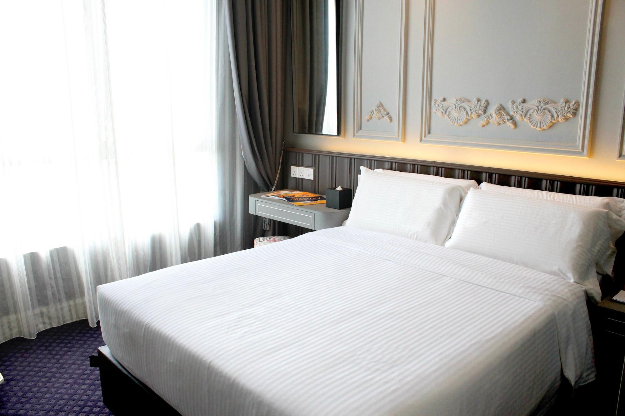 Hatten Place Melaka Esterno foto A bed with white sheets