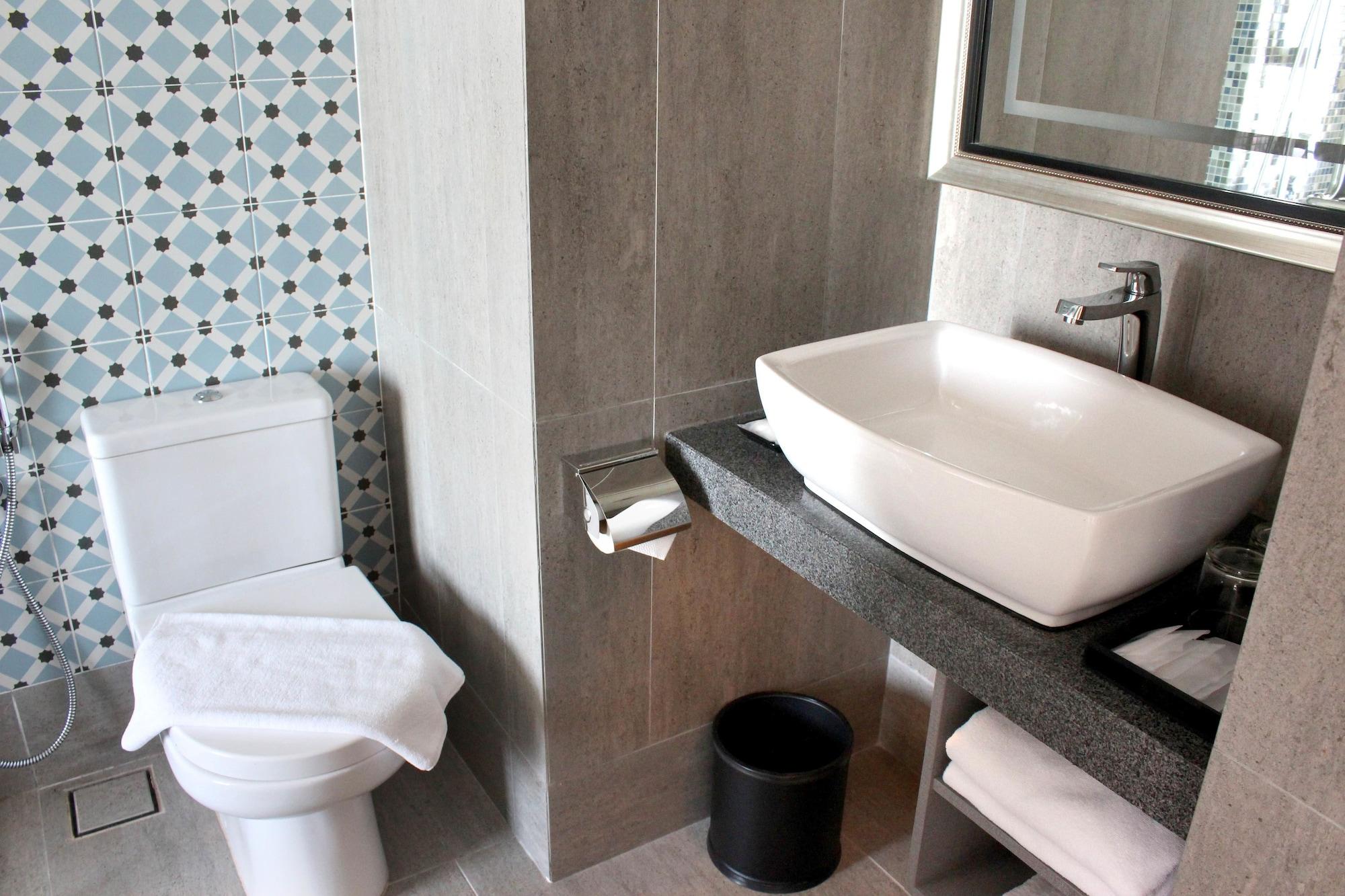Hatten Place Melaka Esterno foto Bathroom