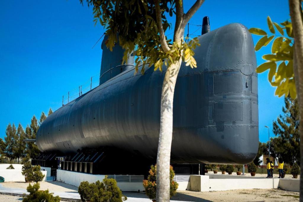 Hatten Place Melaka Esterno foto The submarine museum