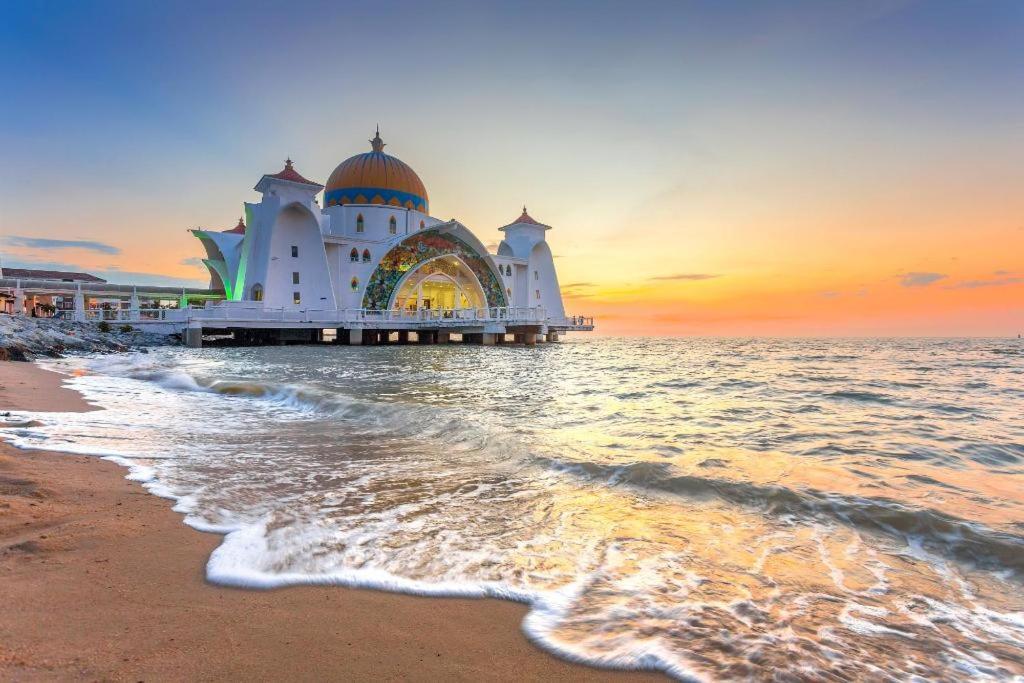 Hatten Place Melaka Esterno foto The mosque at sunset