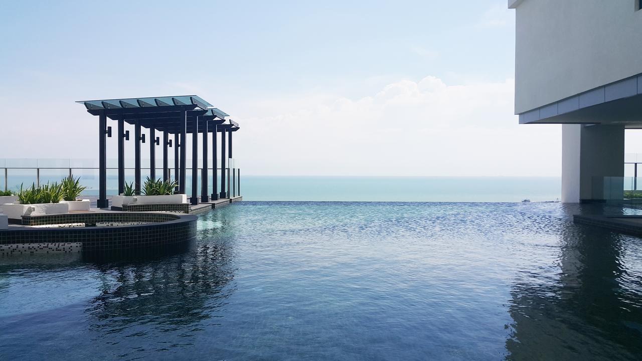 Hatten Place Melaka Esterno foto Infinity pool at the 33rd floor of The View