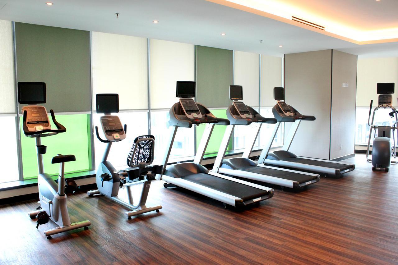 Hatten Place Melaka Esterno foto A row of treadmills