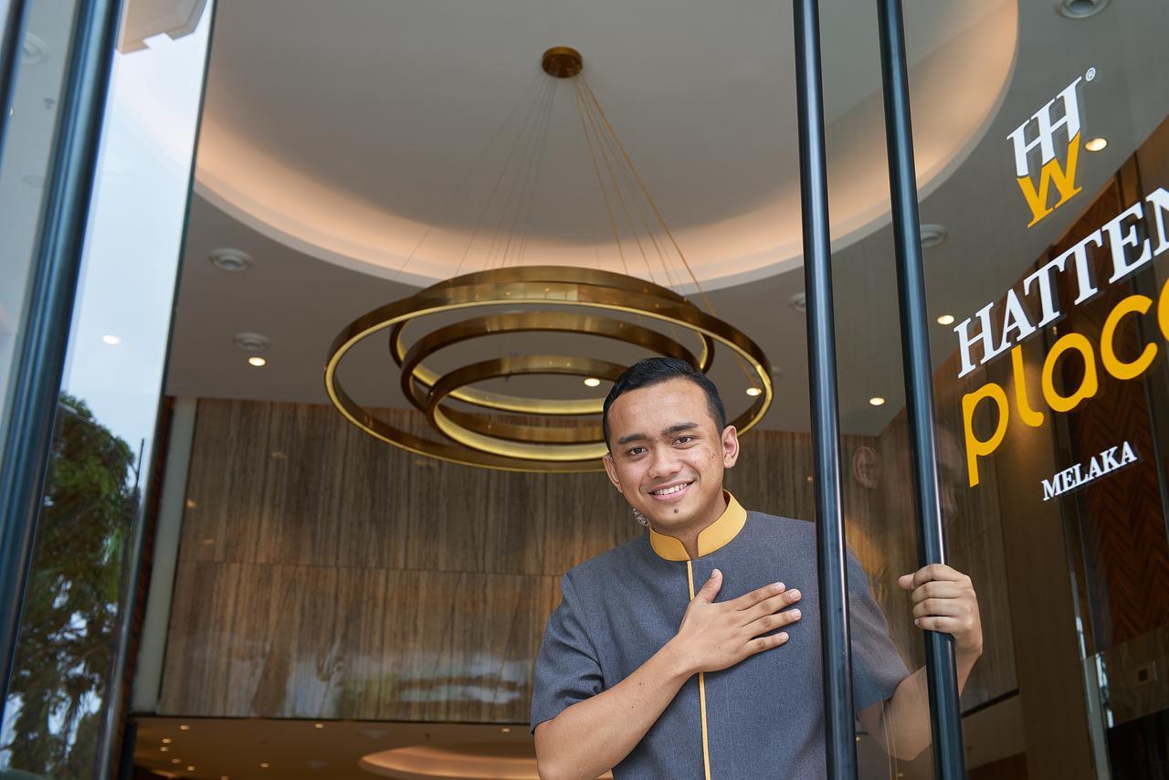 Hatten Place Melaka Esterno foto A doorman at the entrance of a hotel in Malaysia.