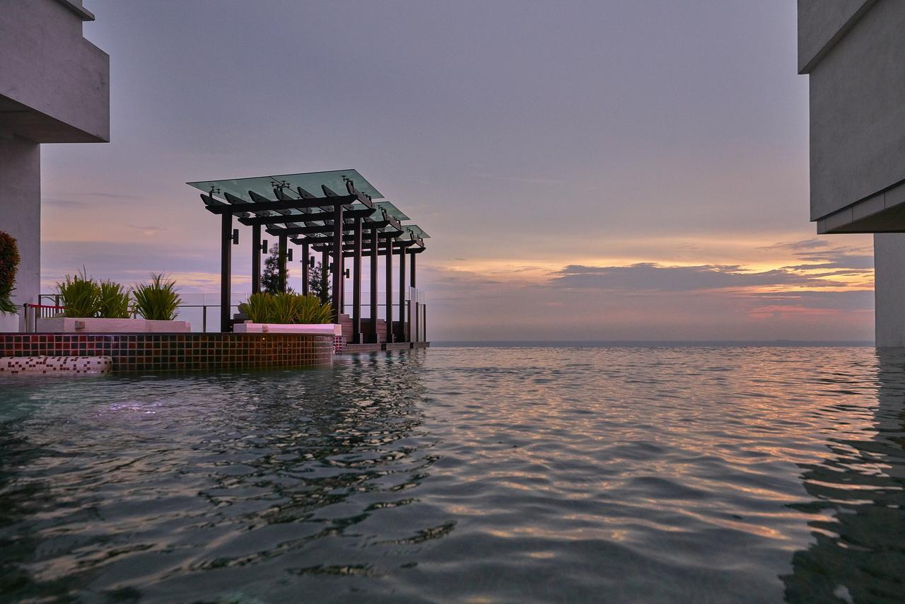 Hatten Place Melaka Esterno foto Infinity pool at the 39th floor