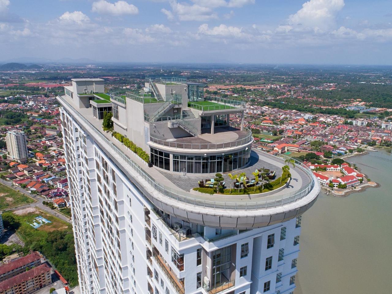 Hatten Place Melaka Esterno foto The Peak, the rooftop of the building